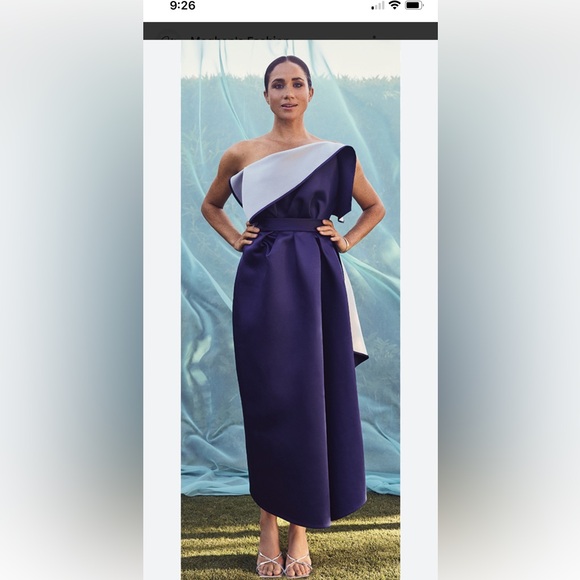 Carolina Herrera Tops - Carolina Herrera Cascading Bodice Midi Dress
Exquisite